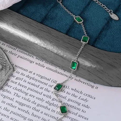 Vista 4 de Pulsera de oro de 14 quilates con cinco esmeraldas de corte cuadrado, diseño de pulsera ajustable para cualquier muñeca, regalo elegante para ella