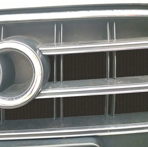 Vista 5 de Malla Universal de Plata de 40"x13" para Parrilla de Auto - Rejilla de Aleación de Aluminio para Vehículo, Agujeros Rómbicos de 1x2mm