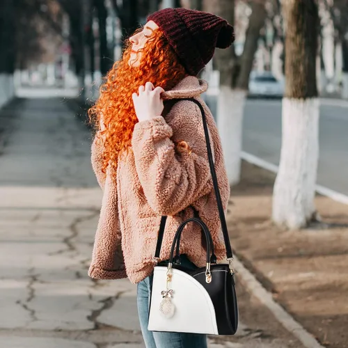 Vista 7 de I IHAYNER Bolsos de mano de cuero para mujer con asa superior, bolso de hombro grande con pompón