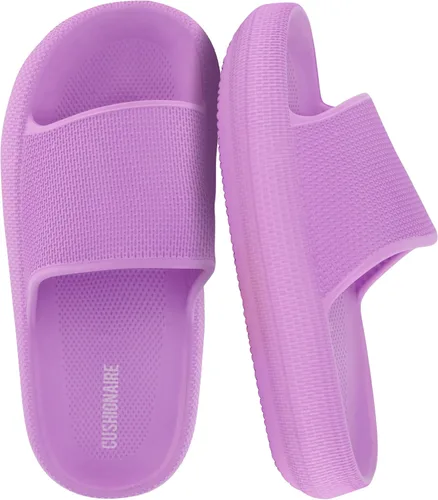Vista 14 de CUSHIONAIRE Feather-K Cloud Slides, EVA Waterproof Pool Sandals for Kids Negro