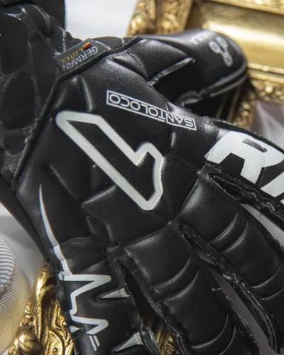Vista 8 de Guantes Rinat SantoLoco PRO: Agarre de Látex AXG, Corte Ergoroll, Parte Trasera Acolchada, Cierre Ajustable de Rendimiento Élite Todo Clima. Negro