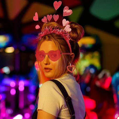 Vista 2 de DONCIDAY Conjunto de accesorios para el día de San Valentín con diadema con forma de corazón rojo y lentejuelas