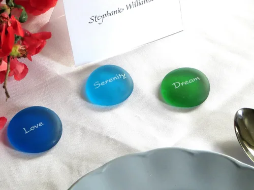 Vista 11 de Lifeforce Glass The Mermaid's Message, 24 piedras inspiradoras de cristal de mar esmeriladas, surtidas, dos de cada una de las doce palabras
