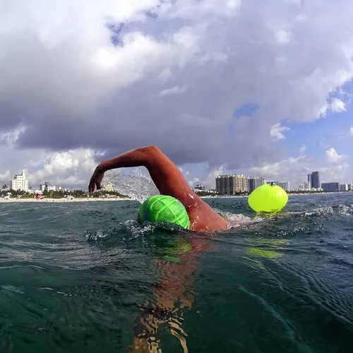 Vista 6 de Burbuja de Natación New Wave para Nadadores de Aguas Abiertas y Triatletas - Sé Brillante, Sé Visto y Sé Más Seguro con New Wave Mientras Nadas al