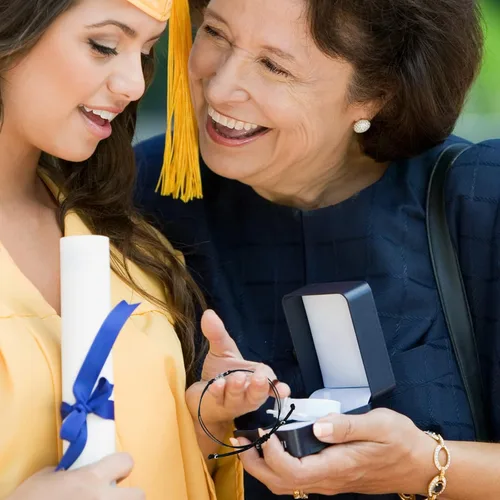 Vista 7 de 10 piezas de regalos de graduación 2023 brújula chapada en regalos clase de 2023 para pulseras de amistad, regalos de graduación de la universidad
