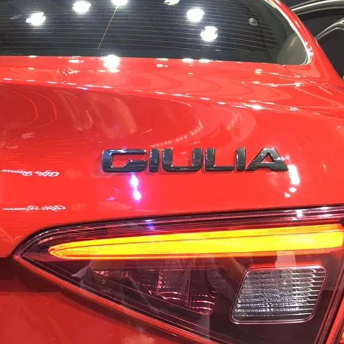 Vista 7 de Giulia - Letra metálica 3D para maletero de Alfa Romeo 2018-2021 2022, calcomanía deportiva para portón trasero, color negro brillante, accesorios