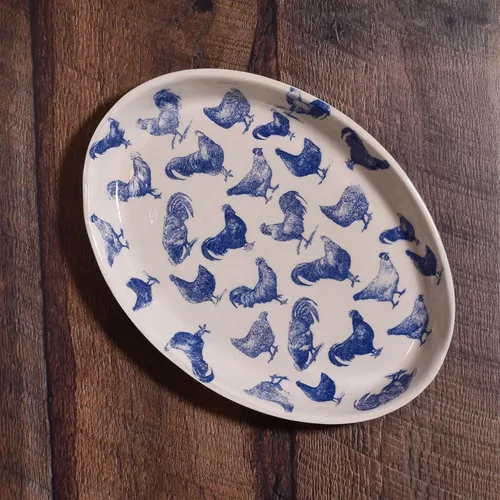 Vista 2 de Vintage Chickens - Plato ovalado pequeño, cerámica americana hecha a mano, azul/blanco