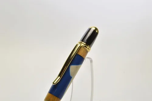 Vista 7 de Mickey Mantle Twist Pen titanio negro y titanio dorado está hecho con madera de los asientos de madera del Yankee Stadium y una muestra de un juego