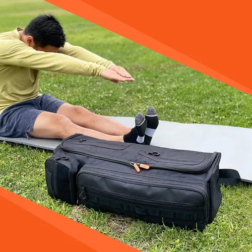 Vista 7 de Fitdom Bolsa de yoga inspirada en la táctica para hombres adultos. Bolsas de yoga resistentes y transportadores que se adaptan a todas tus cosas.