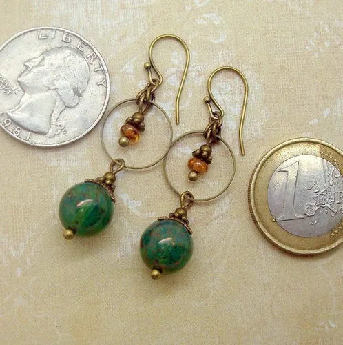 Vista 4 de Green Dangle Earrings in Bohemian Marbled Glass