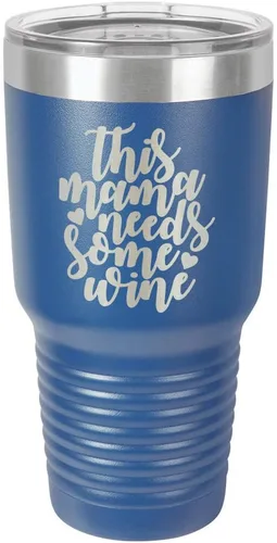 Vista 12 de Taza de viaje con texto en inglés "This Mama NEEDS SOME WINE 30oz con pajita grabada con láser, con divertidas citas en comparar con Yeti Rambler