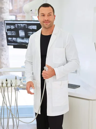 Vista 4 de KOI Classics - Abrigo de laboratorio para hombre moderno y profesional