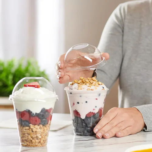 Vista 5 de GUSTO [12 oz - 50 unidades de vasos de plástico transparentes con tapas de cúpula (sin agujero), tazas de frutas con tapas para fiestas - Perfectas