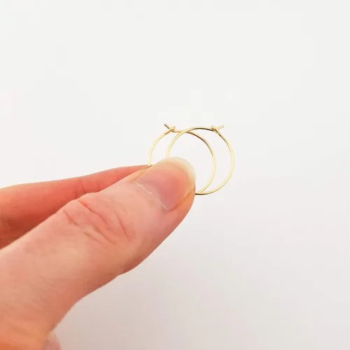 Vista 15 de Aretes de aro finos medianos de oro de 14 quilates para mujer, ligeros, minimalistas, para uso diario, de 1.5 pulgadas