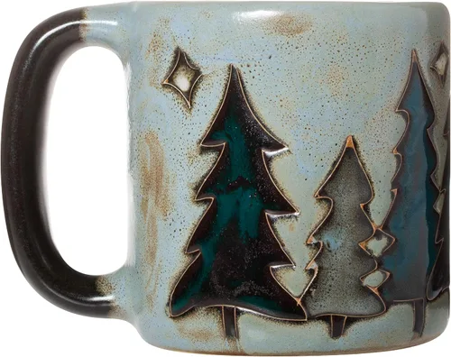 Vista 3 de Una (1) MARA STONEWARE COLLECTION – Taza de café coleccionable de 16 onzas – Diseño de pinos