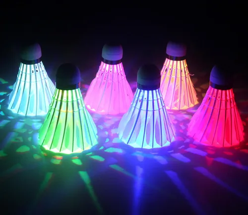 Vista 4 de LED de bádminton Birdies, LED colorido volante oscuro noche ganso pluma resplandor pájaros iluminación interior actividades deportivas al aire libre