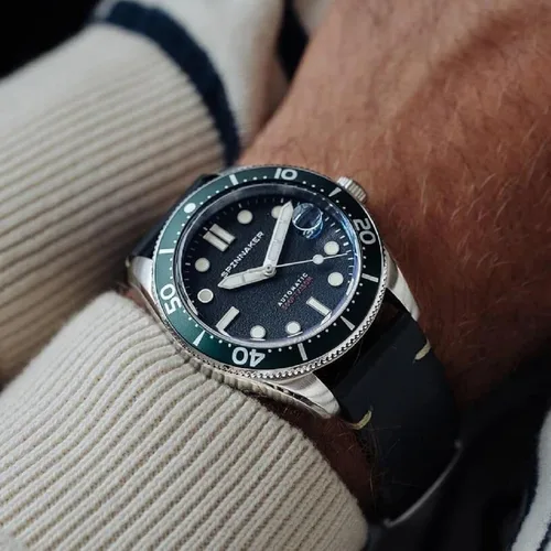 Vista 5 de Spinnaker Croft Reloj de buceo automático para hombre, caja de acero inoxidable de 1.575 pulgadas, correa de cuero negro, resistente al agua 984.3