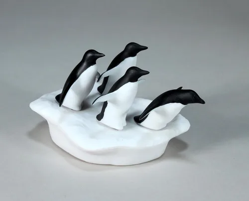 Vista 2 de Penguin Quartet Sculpture by John Perry on Ice Floe Statue 5in Long