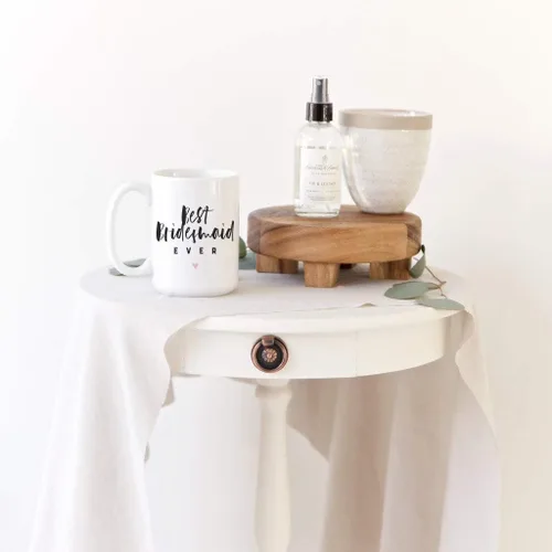 Vista 2 de The Cotton & Canvas Co. Taza de café de cerámica de la boda de la mejor dama de honor de la historia. Regalo de fiesta nupcial