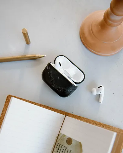 Vista 4 de Funda de cuero premium compatible con Apple AirPods Pro 2, carga inalámbrica, diseño de dos piezas (negro)
