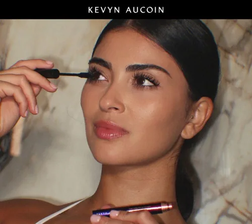 Vista 3 de Kevyn Aucoin The Curling Mascara, Black: cepillo de volumen clásico. Tecnología de tubos. Uso todo el día. Libre de grumos y escamas. Maquillador
