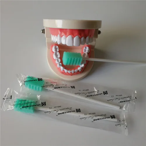 Vista 2 de Hisopo de limpieza bucal desechable con punta de espuma oral, forma de diente verde, 150