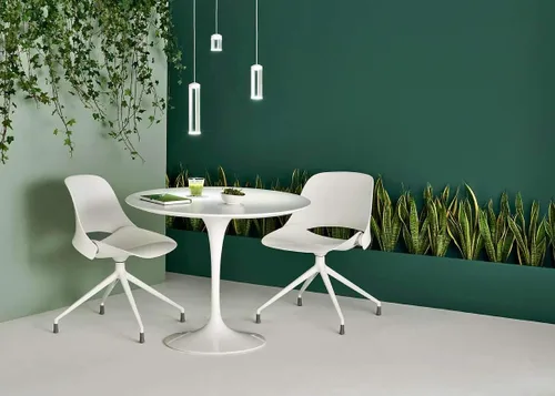 Vista 4 de Humanscale Trea - Silla de oficina con base de cuatro estrellas, respaldo y asiento blancos, base de recubrimiento en polvo blanco, ruedas