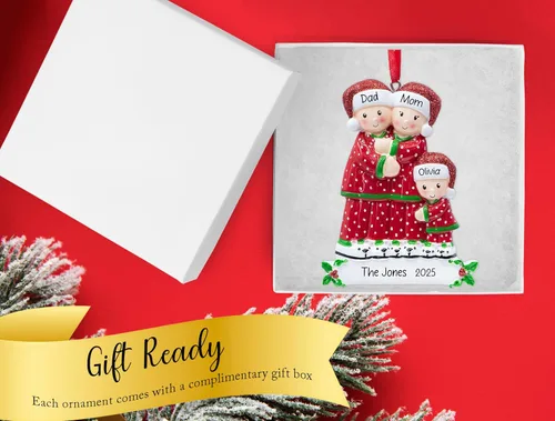 Vista 4 de Adorno de Navidad personalizado de PJ Family of 3 2025 Decoración familiar de pijamas para árbol de Navidad – Recuerdo personalizado único