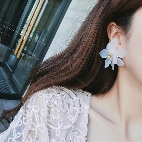 Vista 4 de Aretes colgantes únicos hechos a mano con diseño de flores de resina mate grandes y elegantes de acrílico para mujeres y niñas, regalos de joyería