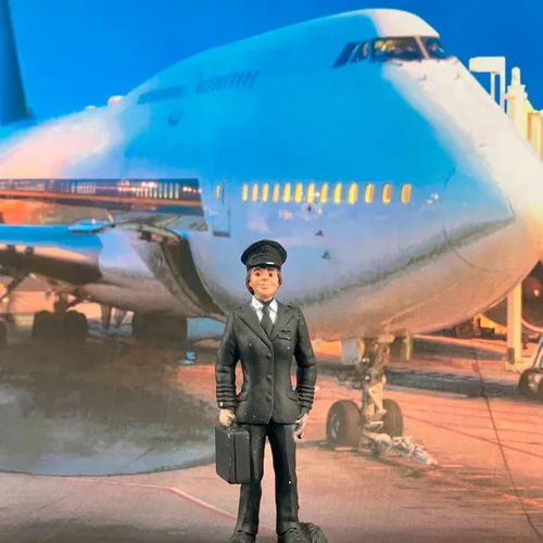 Vista 6 de 7 figuras de héroes cotidianos de Safari Ltd: trabajador de la construcción, agente de policía, cartero, cocinero, bombero, piloto y veterinario