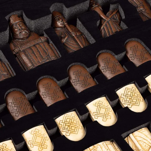 Vista 9 de The Isle of Lewis Chessmen - Juego de ajedrez oficial de Lewis Regency - 4 edición Queen
