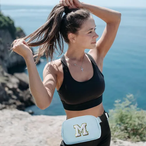 Vista 7 de COSHAYSOO Riñonera de cintura pequeña cruzada con parche de letra inicial A-Z para mujeres, adolescentes, niñas, corriendo, viajando a todas partes