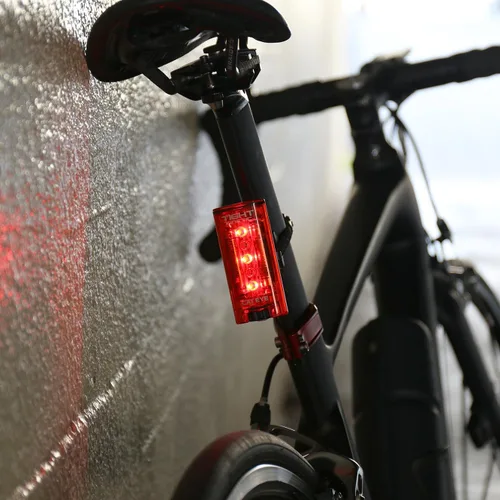 Vista 6 de CATEYE - Luz trasera LED trasera cinética ajustada para bicicleta (cinética ligera) Luz trasera con visibilidad de 360 grados, cinco LED, tres