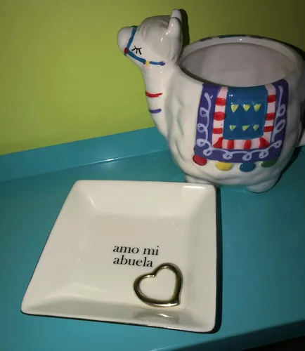 Vista 3 de Simply Charmed Amo Mi Abuela - Lindo regalo español para abuela - Soporte para platos o anillos de cerámica para joyas - Elegante bandeja