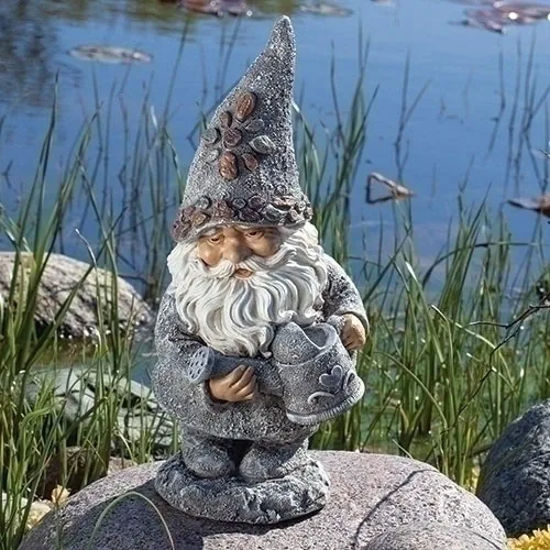 Vista 2 de Roman Giftware Inc., colección Pudgy Pals, gnomo de guijarro con estatua de hervidor, 14 pulgadas de alto, decorativo, regalo de jardín, decoración