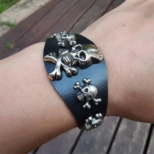 Vista 2 de Pulsera de calavera punk, brazalete de esqueleto de piel sintética para fiestas de Halloween, color negro