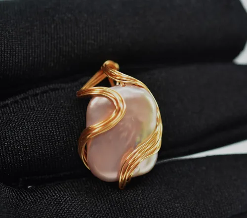 Vista 8 de Anillo de perlas barrocas de color metálico natural con relleno de oro de 14 quilates para mujer