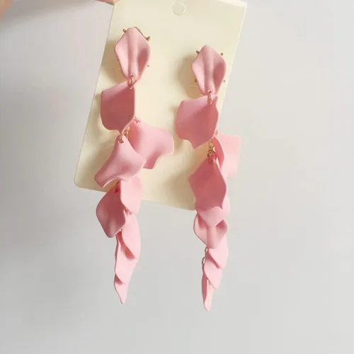 Vista 6 de Pendientes colgantes de pétalos acrílicos largos de flor de rosa para mujeres y niñas, aretes de moda bohemios para regalo de fiesta, Zinc, No es