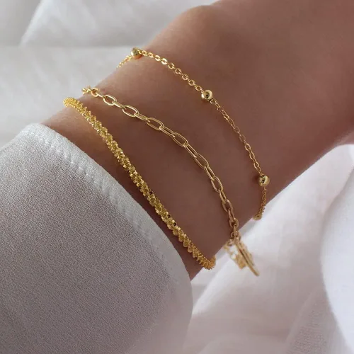 Vista 4 de Pulsera delicada de oro para mujer, chapada en oro de 14 quilates, ligera, con diseño de espiga de espiga trenzada, pulsera de malla, dije