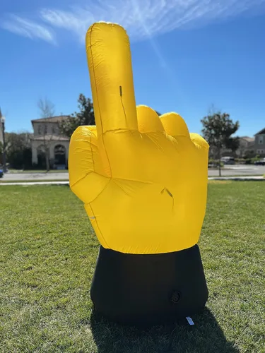 Vista 9 de Paquete de dos decoraciones de fiesta de graduación, incluye un oso de peluche marrón inflable de 4 pies de alto con gorra y gafas de bata, y mano