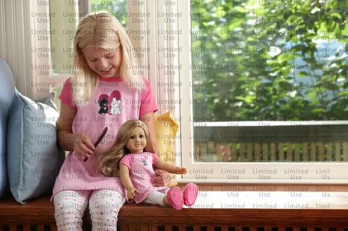 Vista 4 de American Girl Cepillo de muñeca de 18 pulgadas con mango de madera resistente y cerdas de alambre, para mayores de 8 años