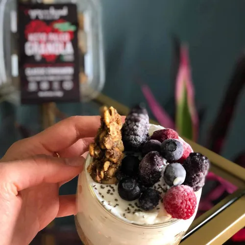 Vista 3 de Keto Paleo Granola You Are Loved Foods Deliciosos racimos de nueces y semillas 2G de carbohidratos netos 5G de proteína 160 calorías Sin
