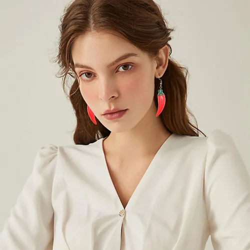 Vista 4 de Aretes de chile rojo para mujer, lindos aretes colgantes de resina para alimentos y verduras