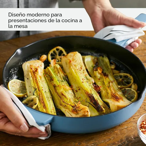 Vista 6 de KitchenAid Sartén/sartén de hierro fundido esmaltado con mango auxiliar y boquillas de vertido, 12 pulgadas, terciopelo azul