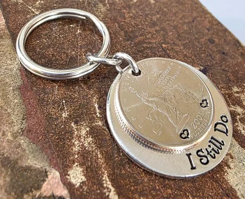 Vista 5 de 25º Aniversario de Plata, 25 Años, I Still Do, Moneda del Año de Boda, Llavero, Opciones Personalizadas, Para Él o Ella, Regalo para Esposo, Regalo