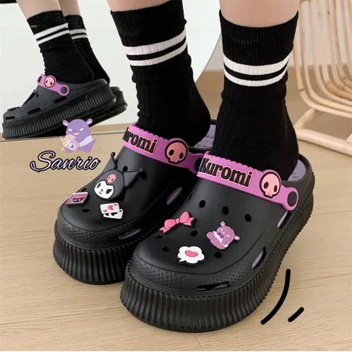 Vista 4 de Lindas pantuflas Kuromi Kawaii de dibujos animados para mujer, sandalias de nube para interiores y exteriores, suaves y cómodas, antideslizantes