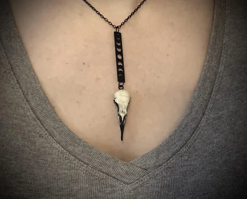 Vista 2 de Lariat Moon Phase Bar Raven Skull Necklace - Vertical Bar Lunar Charm