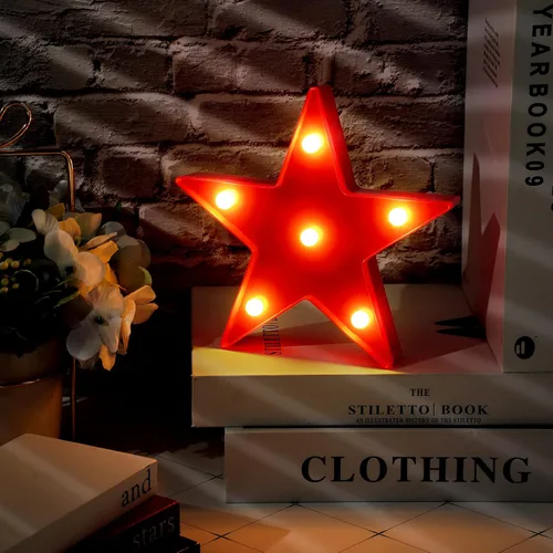 Vista 2 de Jutom 4 piezas de luces de noche de estrella LED de plástico en forma de estrella letrero iluminado marquesina lámpara de escritorio para regalo rojo