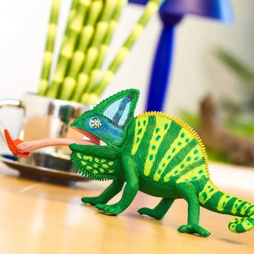 Vista 3 de Safari Ltd. Figura de camaleón velado, figura detallada de modelo de 9.25 pulgadas, juguete educativo para niños, niñas y niños a partir de 3 años