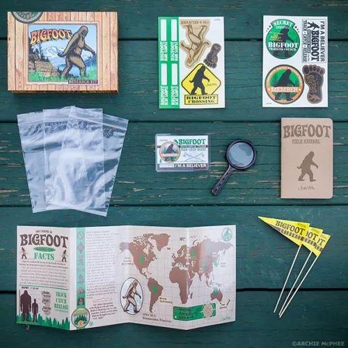 Vista 2 de Archie McPhee Accoutrements Bigfoot Sasquatch - Kit de investigación para exteriores, regalo novedoso, multicolor, 7 x 5 x 1-1/2 pulgadas